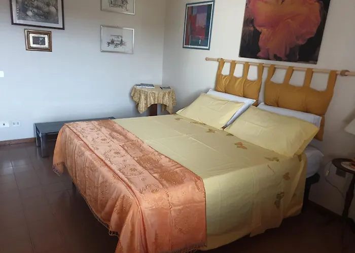 Jf Yellow Room - Ideal Location Away From The Crowds And Close To The Tramline Stop - Only Female Guests Or Couples